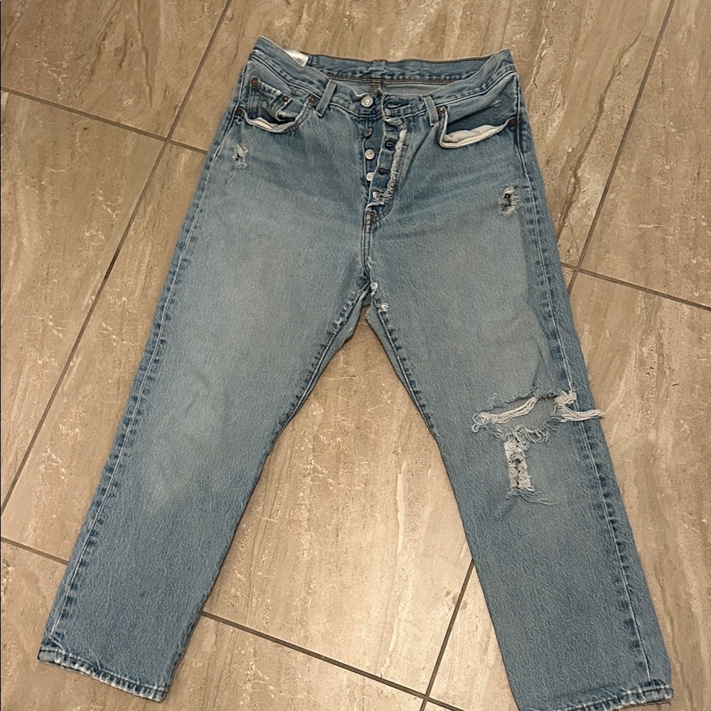 Levi’s 29 distressed jeans